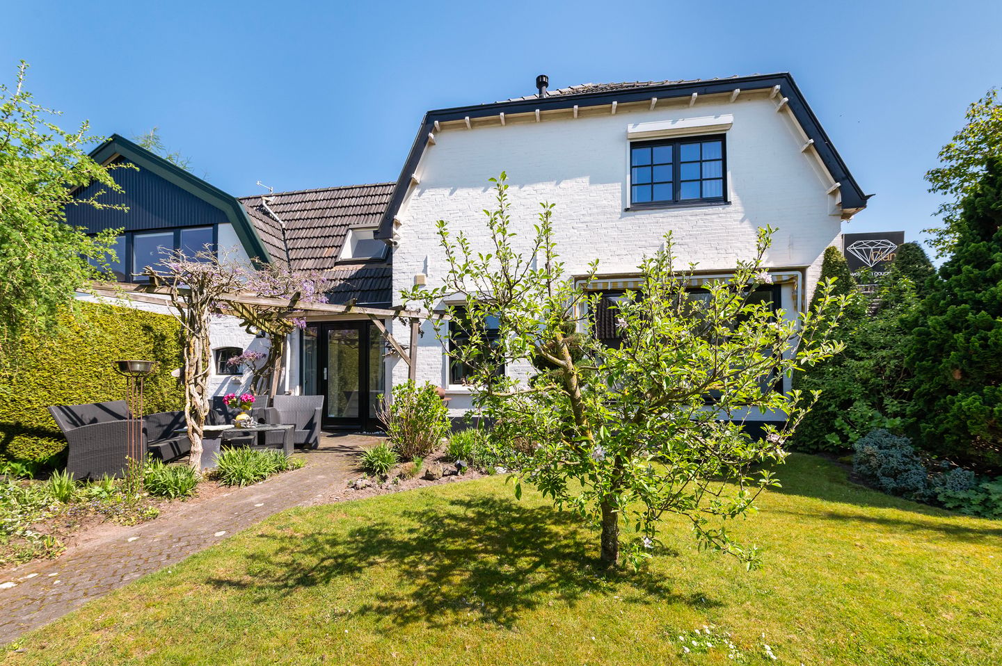 Multifunctional Property in the Heart of Neede with Endless Possibilities — 64