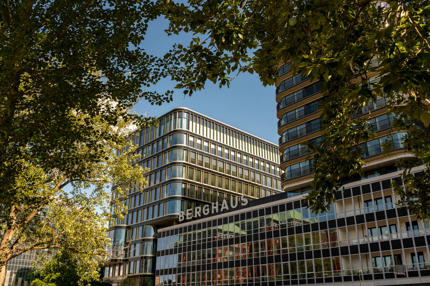 View photo 4 of Koningin Wilhelminaplein 2-4