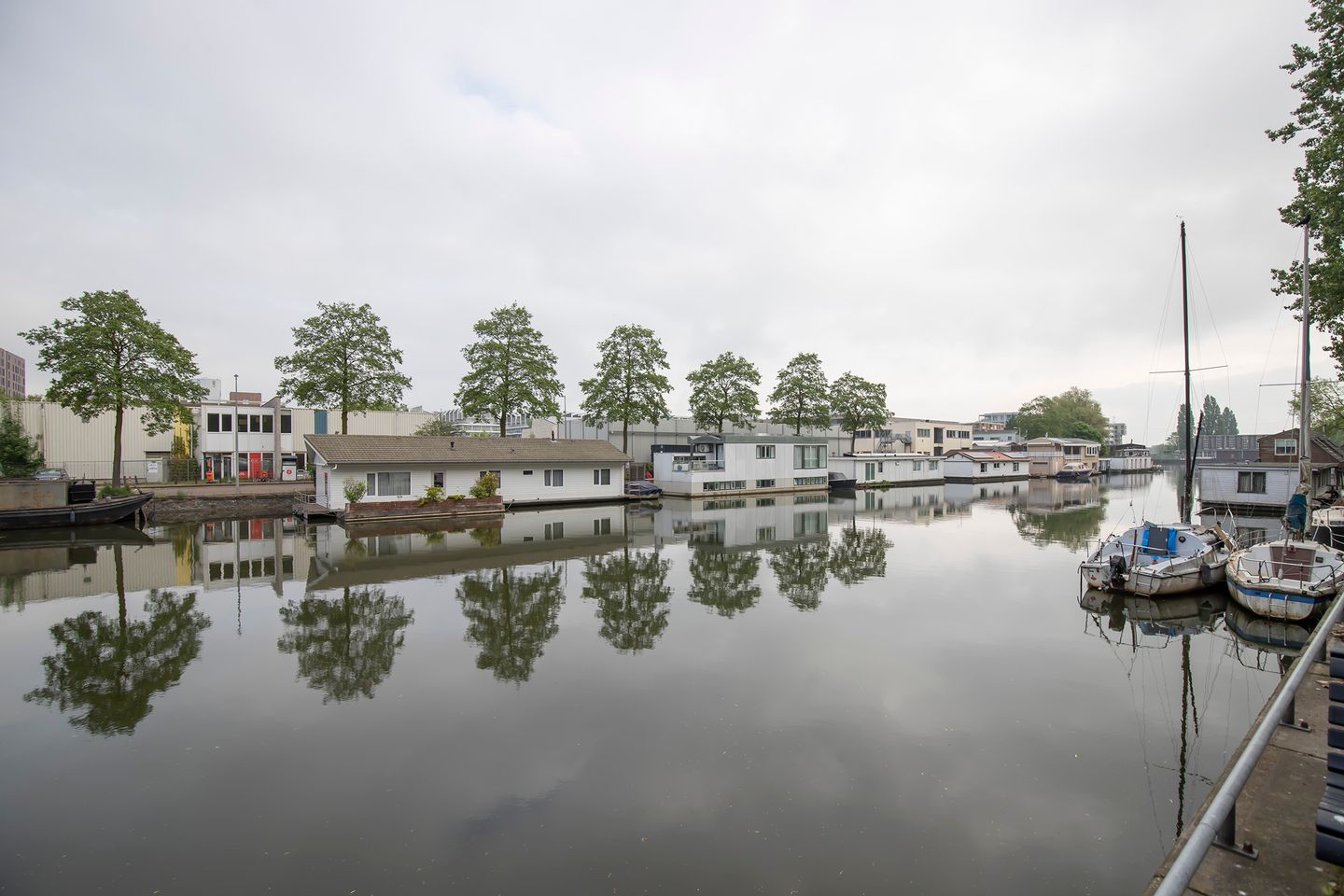Spacious Corner Apartment with Parking and Flevopark View in Indische Buurt-Oost — 40