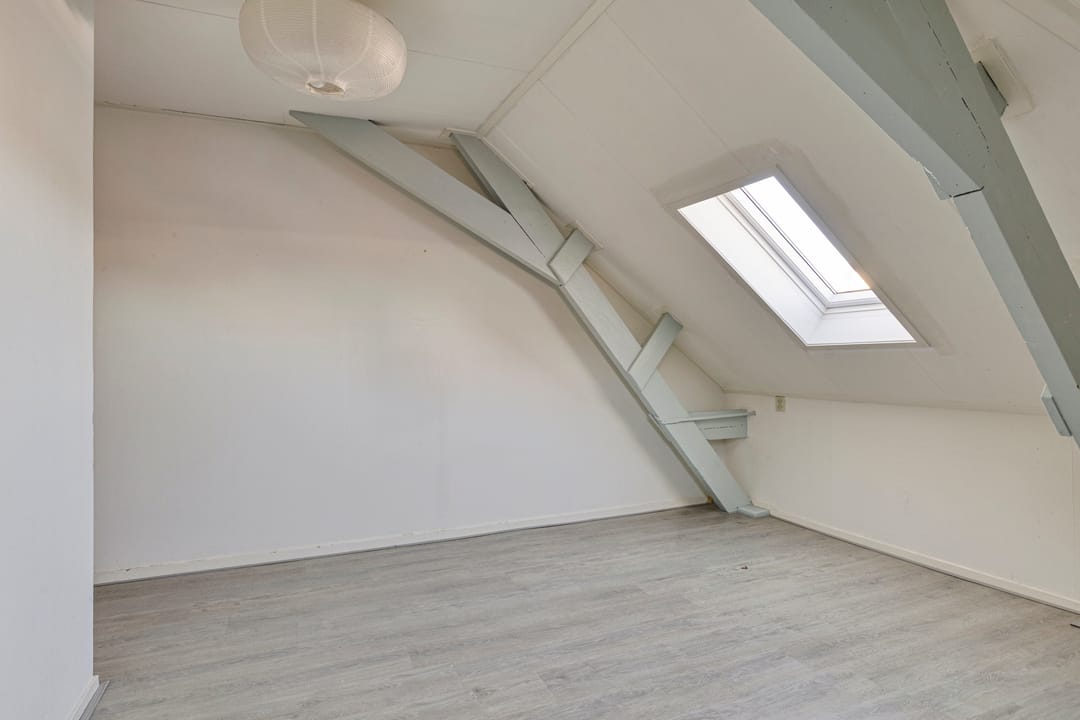 Charming upper floor apartment in Arnhem's vibrant city center with renovation potential — 16