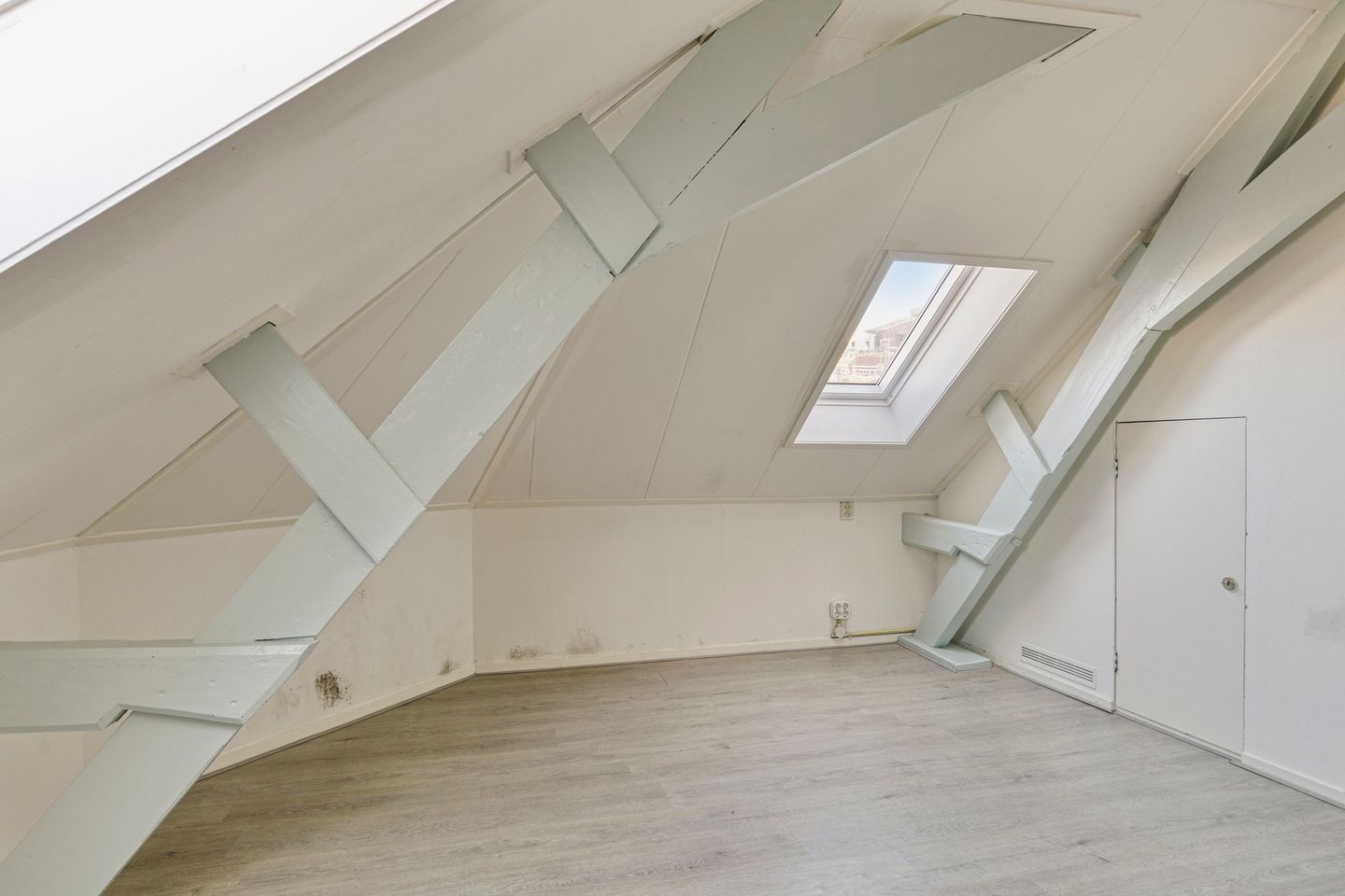 Charming upper floor apartment in Arnhem's vibrant city center with renovation potential — 14