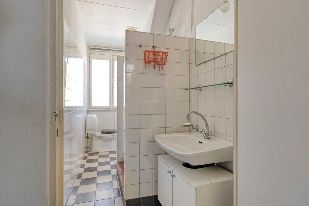 Charming upper floor apartment in Arnhem's vibrant city center with renovation potential — 17