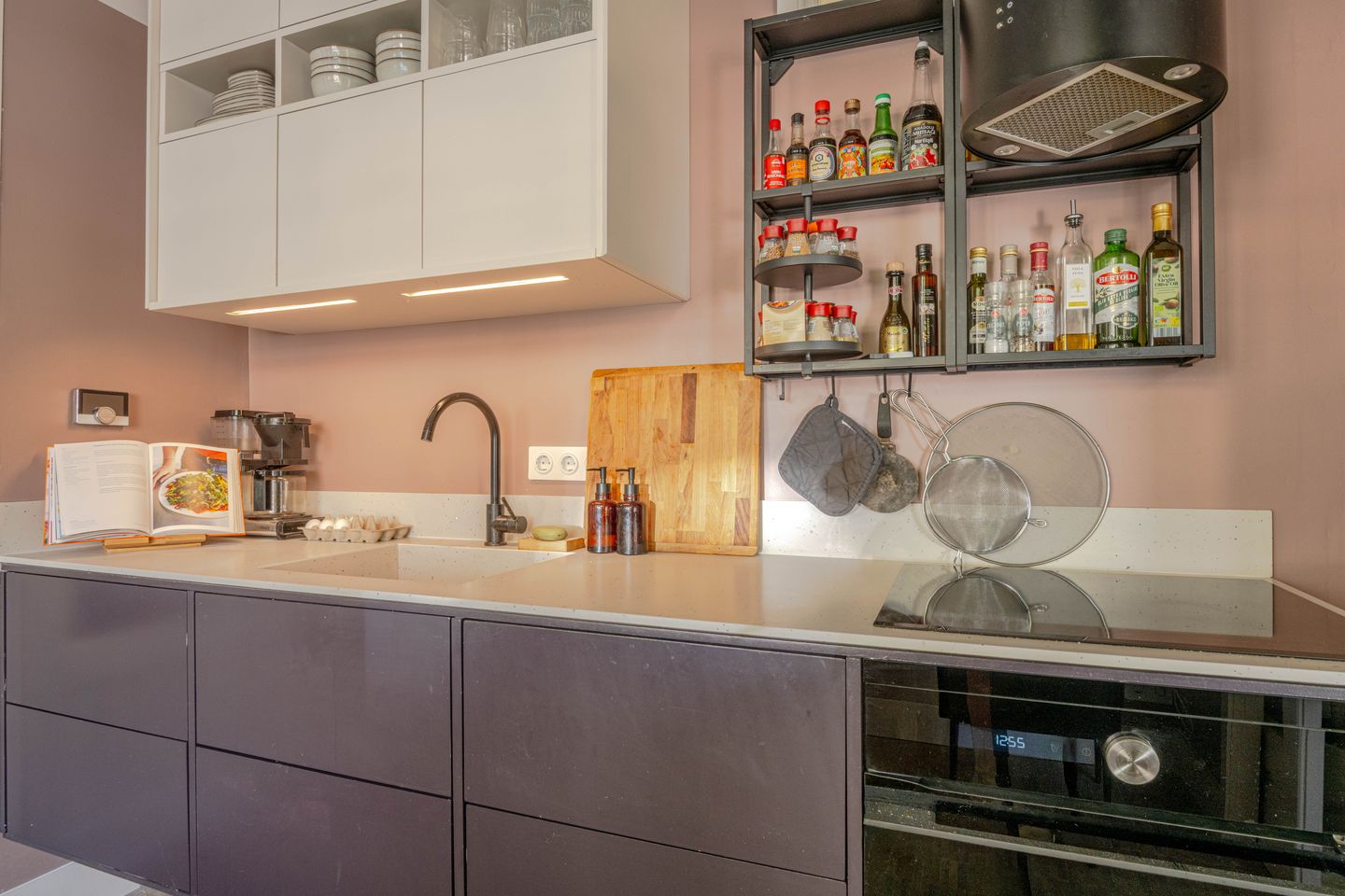 Stylish Renovated Ground Floor Apartment with Sunny South-Facing Garden in Oud Mathenesse — 14