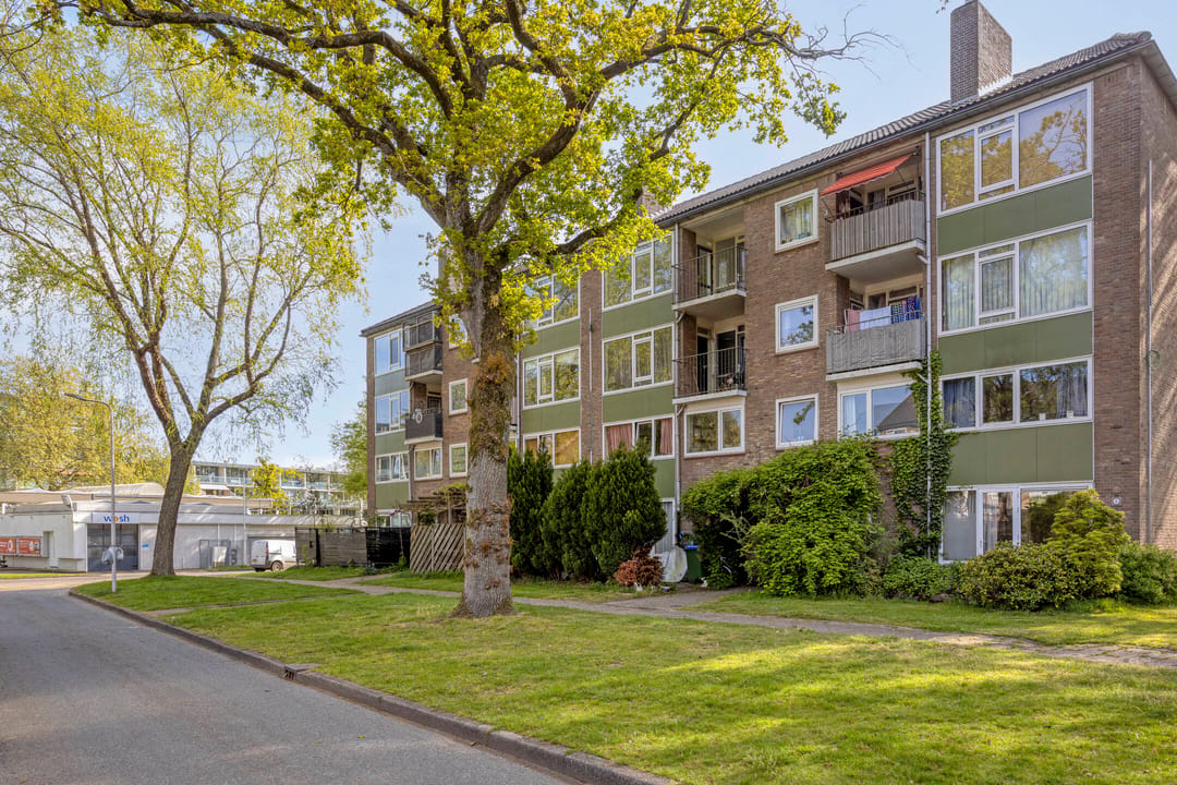 Spacious 3-room apartment with 2 balconies in wooded surroundings — 31