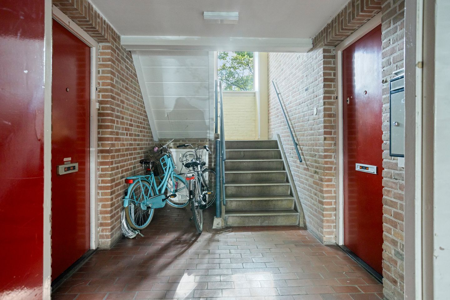 Spacious 3-room apartment with 2 balconies in wooded surroundings — 35