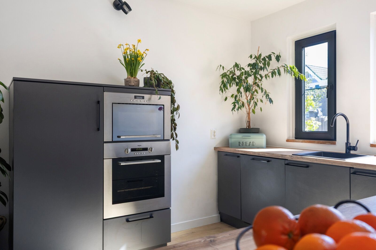 Spacious family home with free rear and sunny west-facing garden in Julianadorp — 12