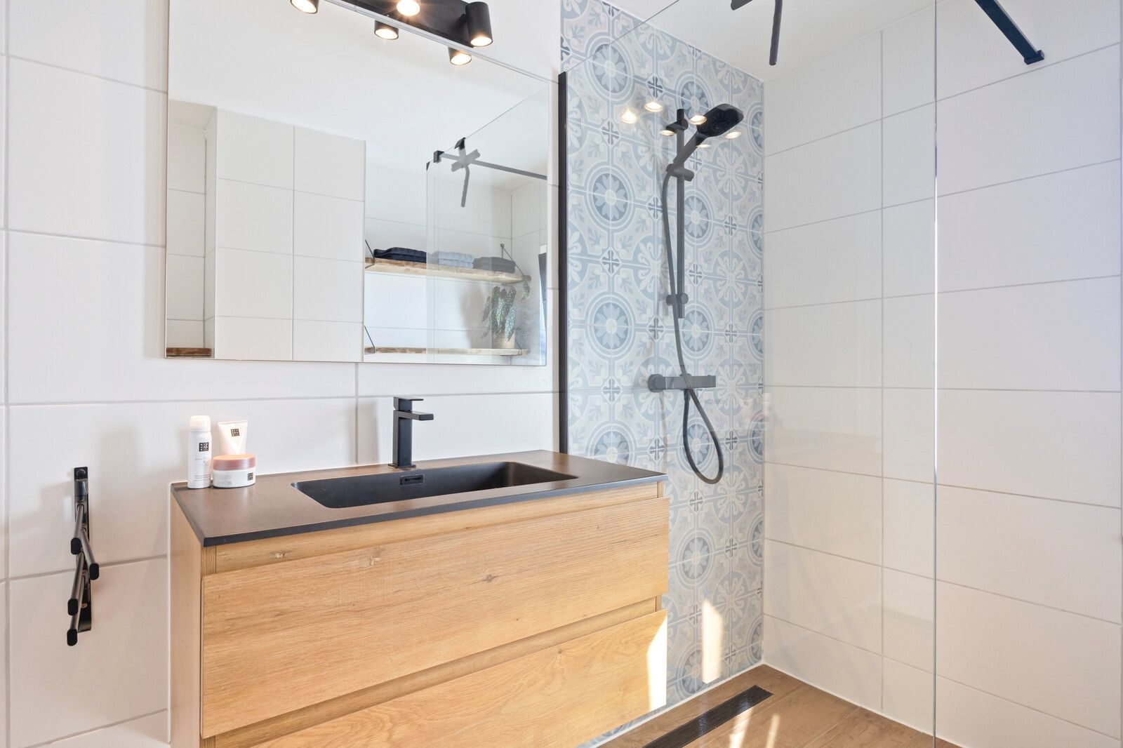 Spacious family home with free rear and sunny west-facing garden in Julianadorp — 24