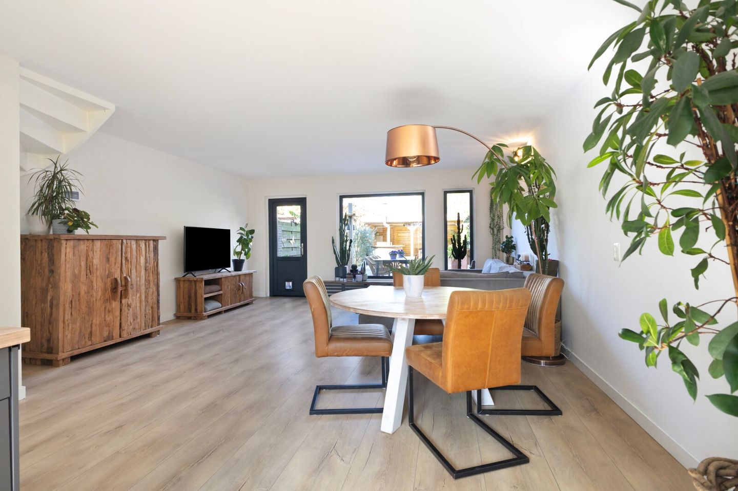 Spacious family home with free rear and sunny west-facing garden in Julianadorp — 14