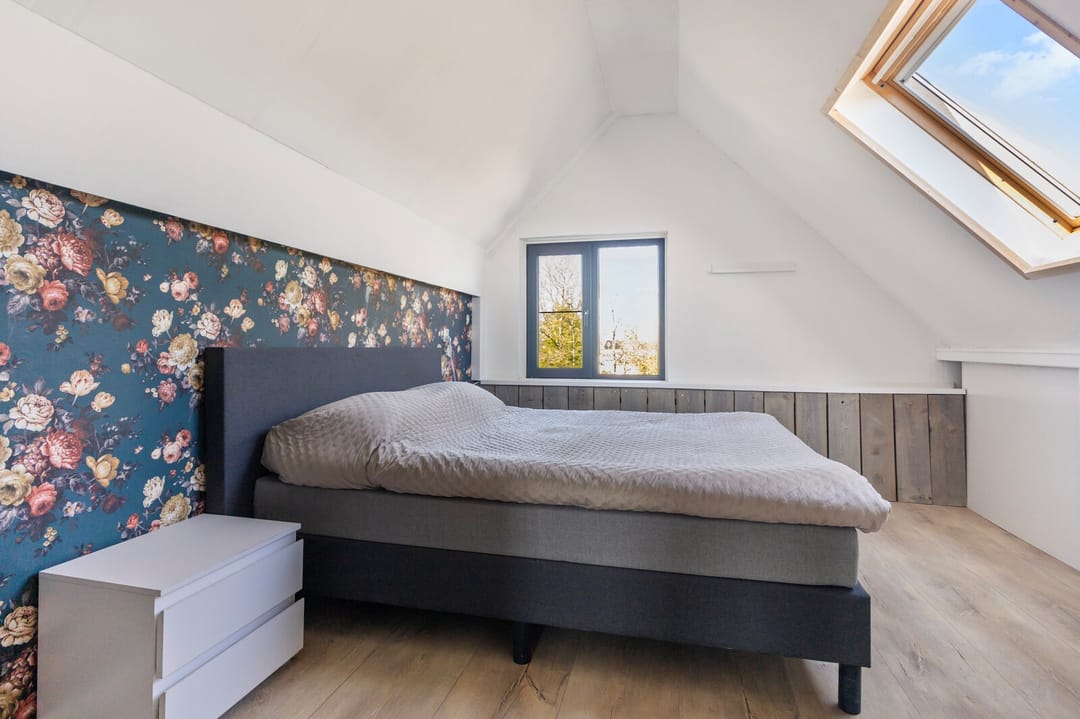 Spacious family home with free rear and sunny west-facing garden in Julianadorp — 26
