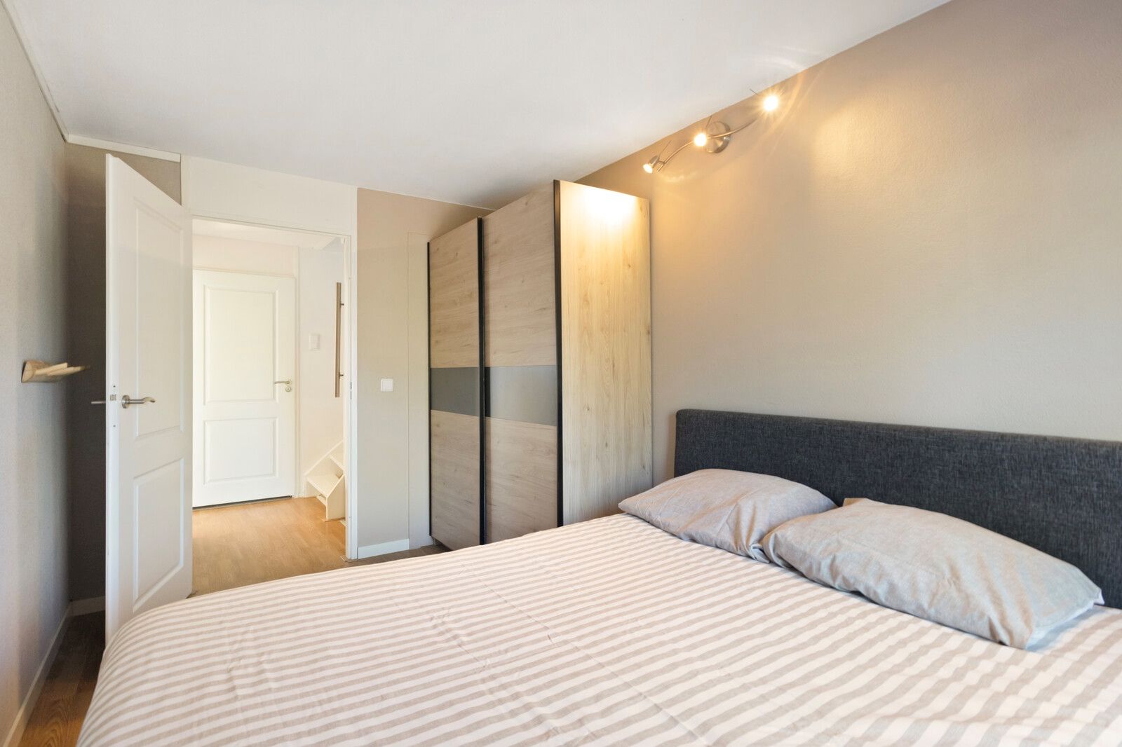 Spacious family home with free rear and sunny west-facing garden in Julianadorp — 18