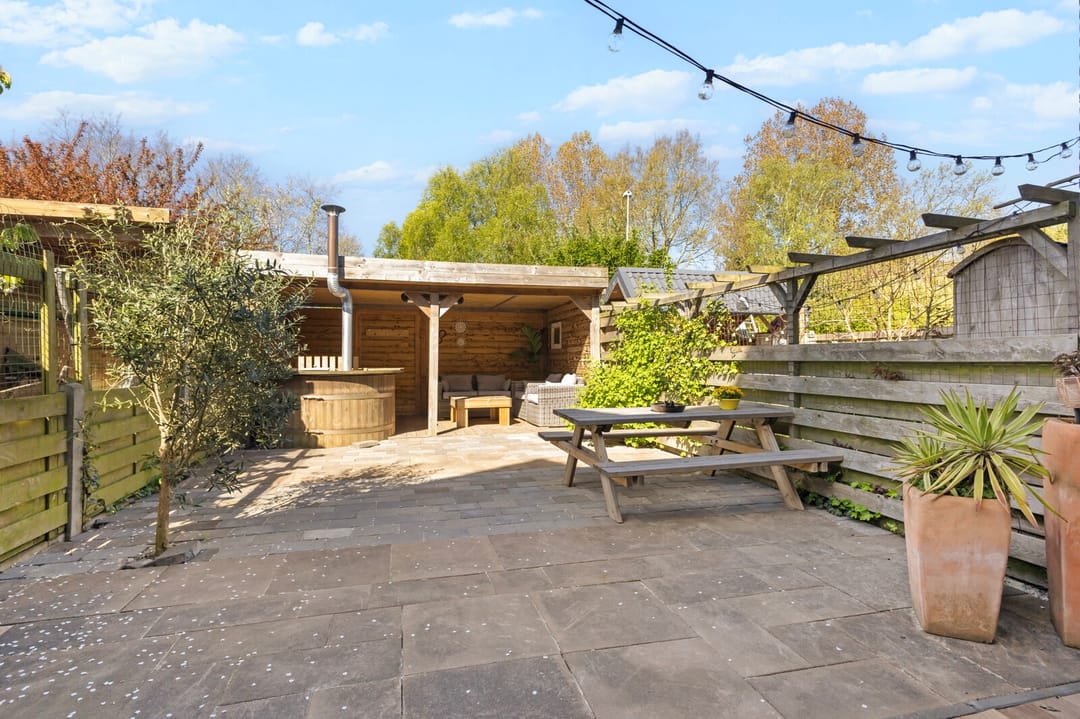 Spacious family home with free rear and sunny west-facing garden in Julianadorp — 31