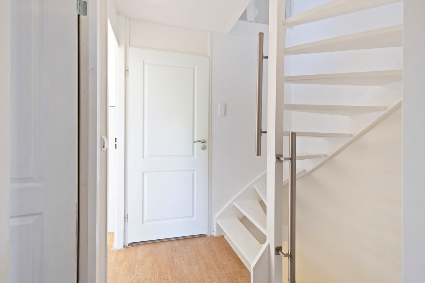 Spacious family home with free rear and sunny west-facing garden in Julianadorp — 19