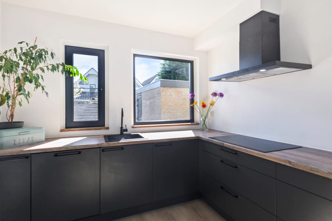 Spacious family home with free rear and sunny west-facing garden in Julianadorp — 13