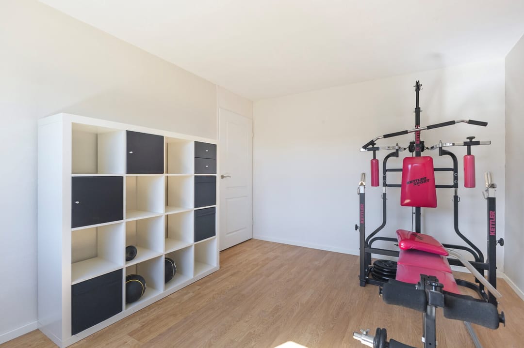 Spacious family home with free rear and sunny west-facing garden in Julianadorp — 22
