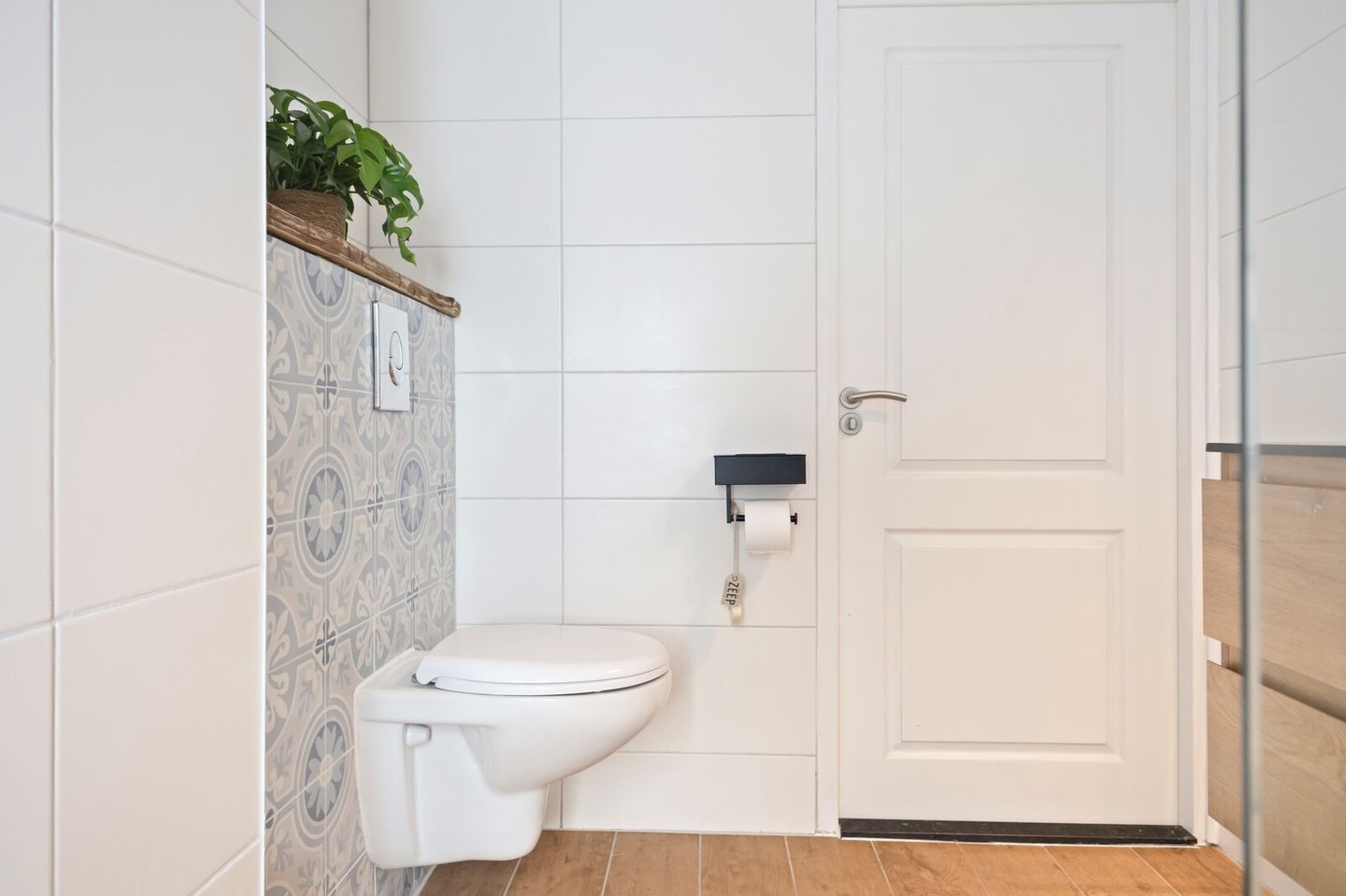 Spacious family home with free rear and sunny west-facing garden in Julianadorp — 25