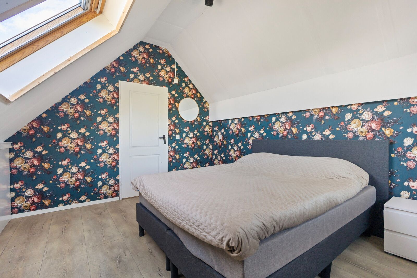 Spacious family home with free rear and sunny west-facing garden in Julianadorp — 27