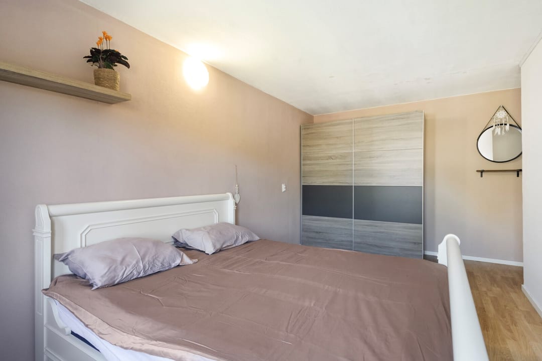 Spacious family home with free rear and sunny west-facing garden in Julianadorp — 16