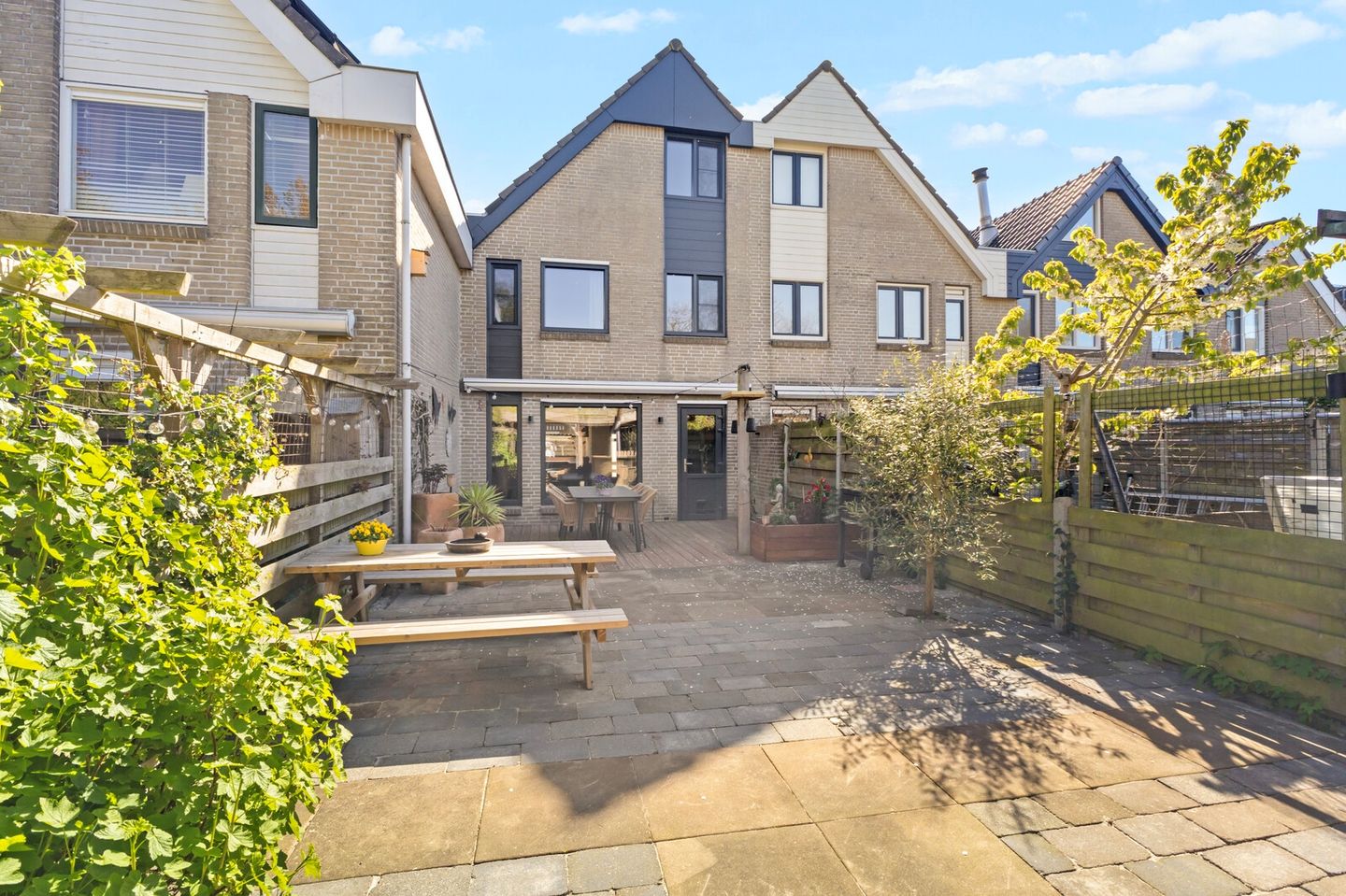 Spacious family home with free rear and sunny west-facing garden in Julianadorp — 34