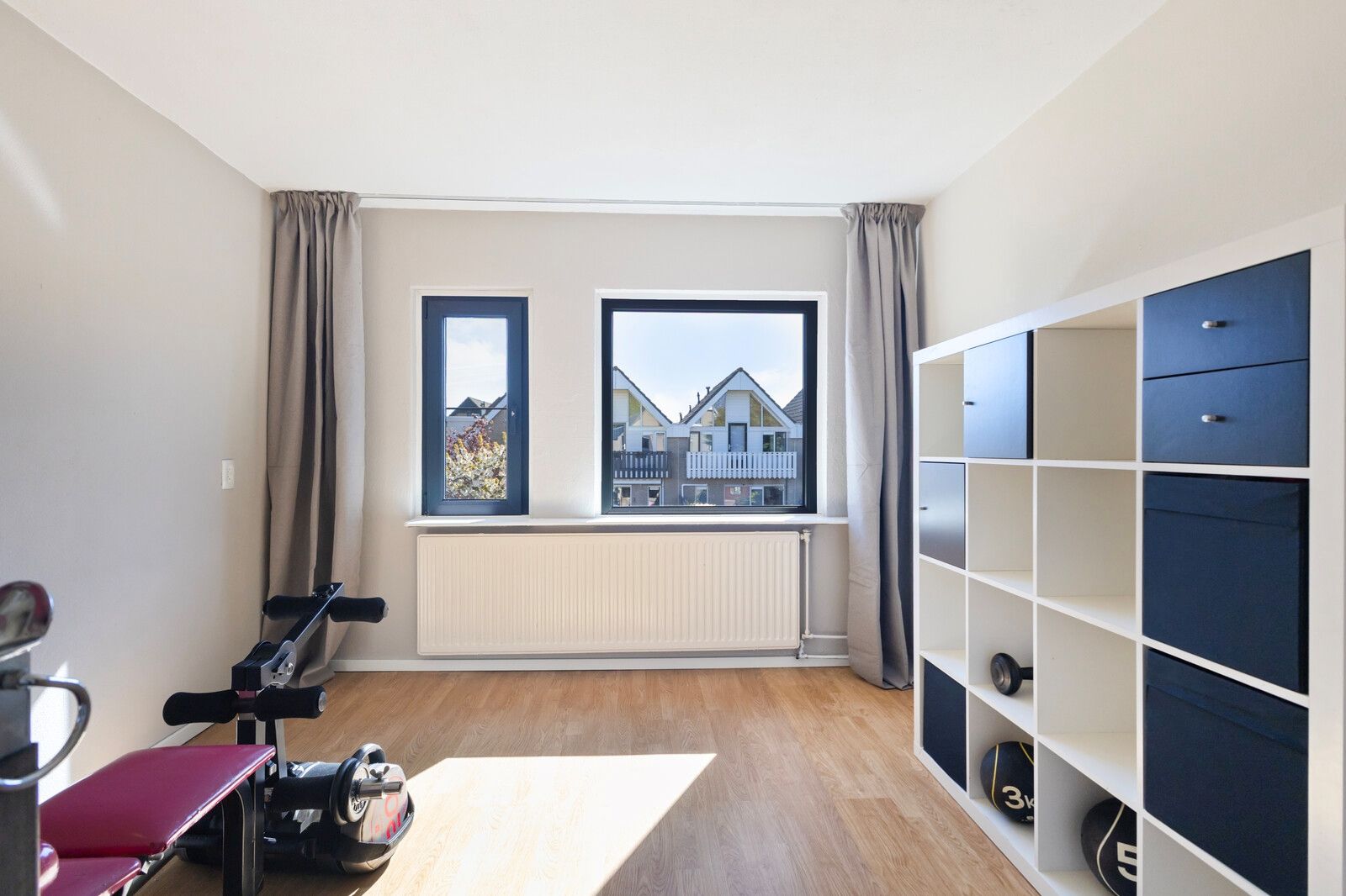 Spacious family home with free rear and sunny west-facing garden in Julianadorp — 21