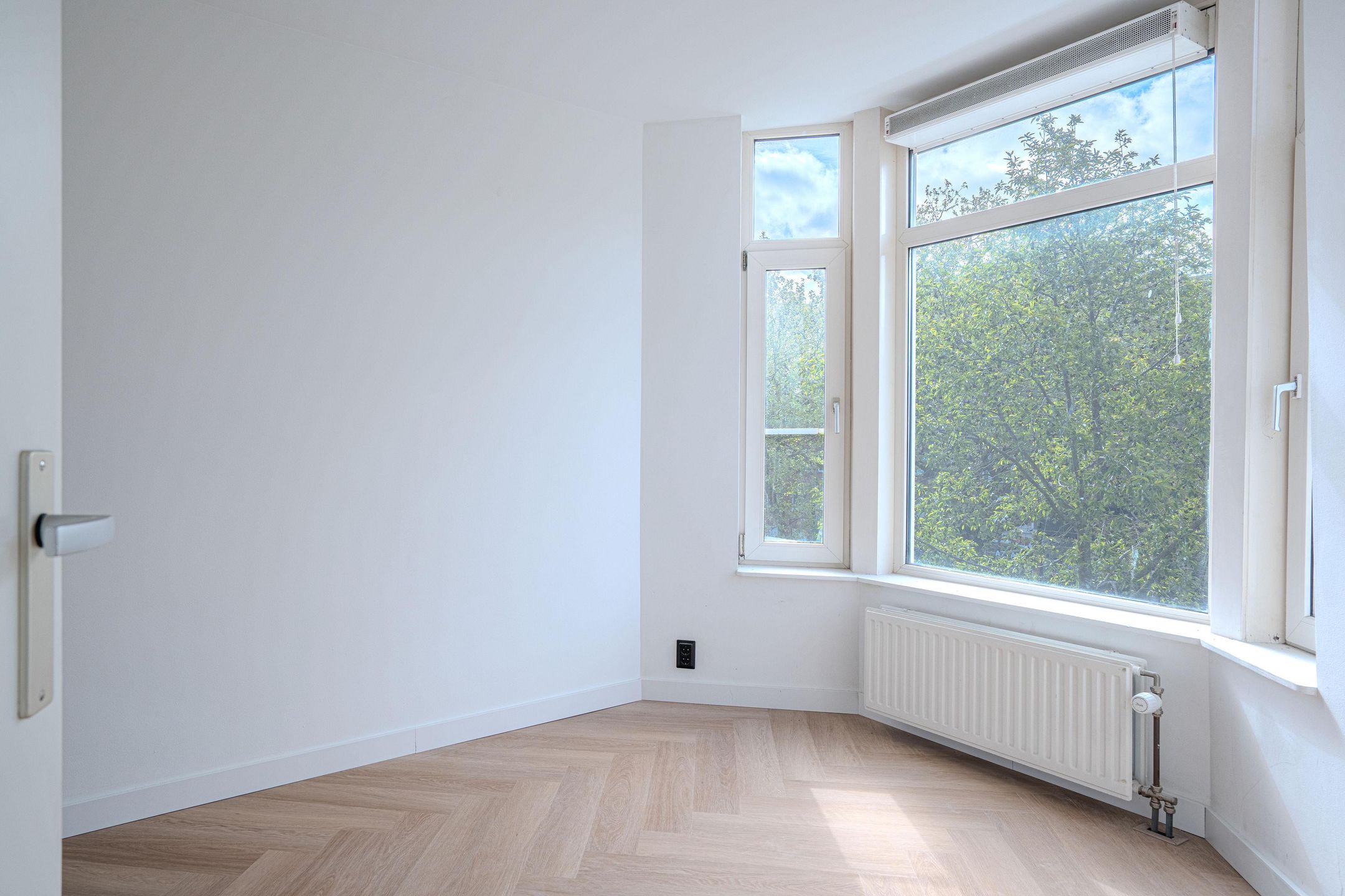 Stylish Renovated Corner Apartment in Popular Hillesluis — 12