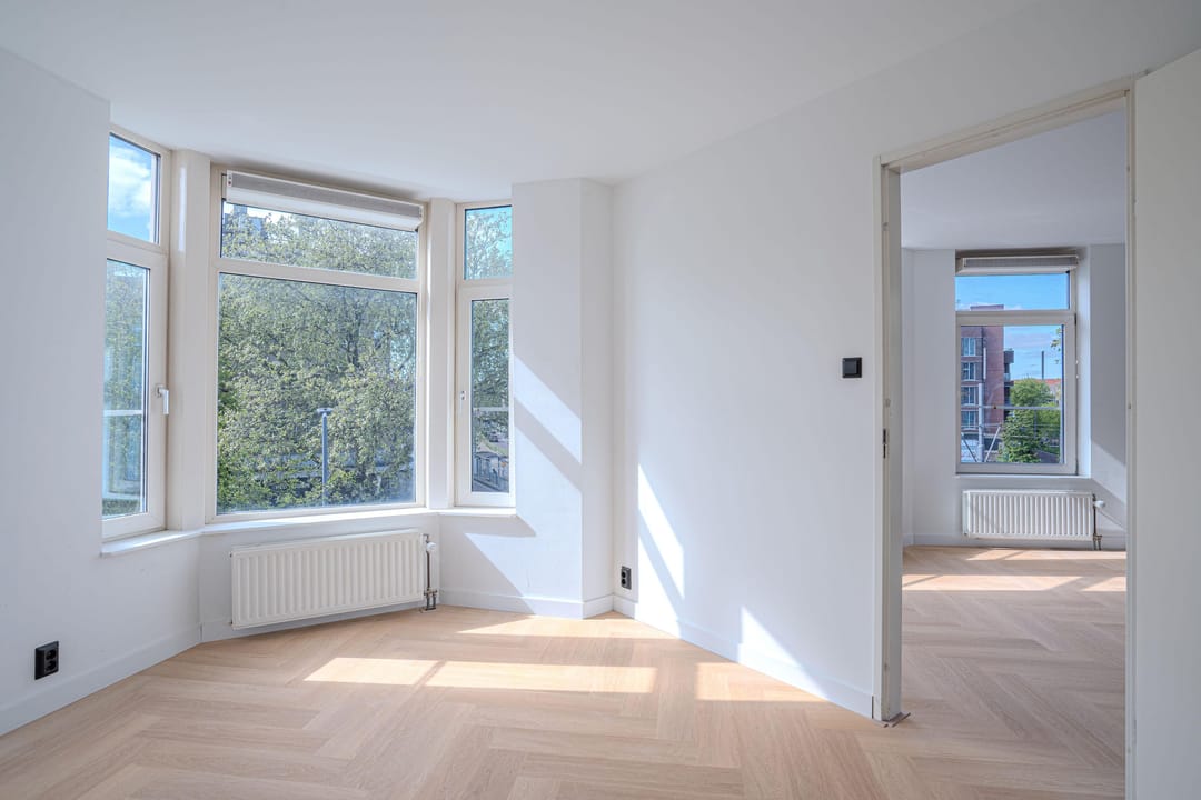 Stylish Renovated Corner Apartment in Popular Hillesluis — 13