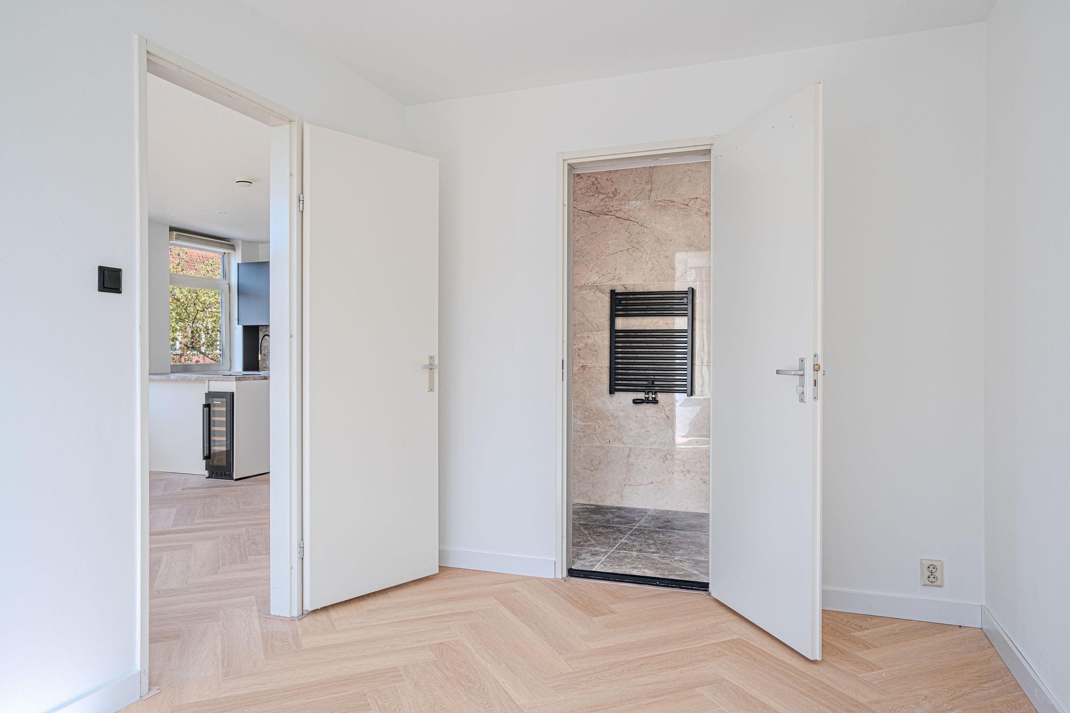 Stylish Renovated Corner Apartment in Popular Hillesluis — 15