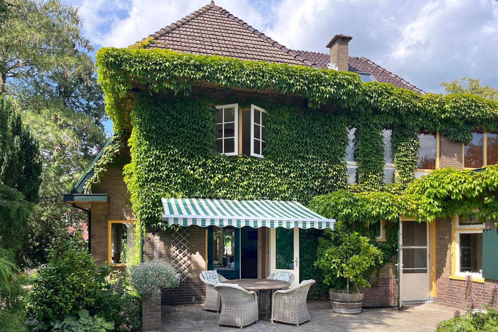 Villa Rozenhof - Characteristic 1930s Villa with Park Garden in Vorden — 57