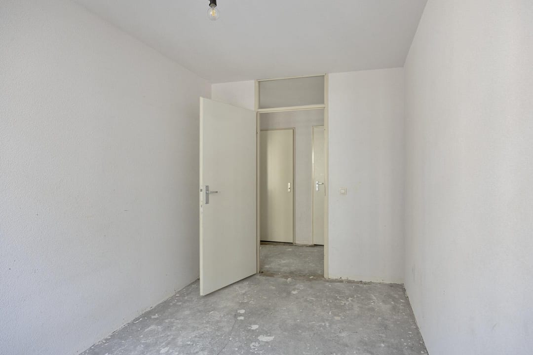 Affordable 3-Room Apartment with Balcony in Rotterdam South — 22