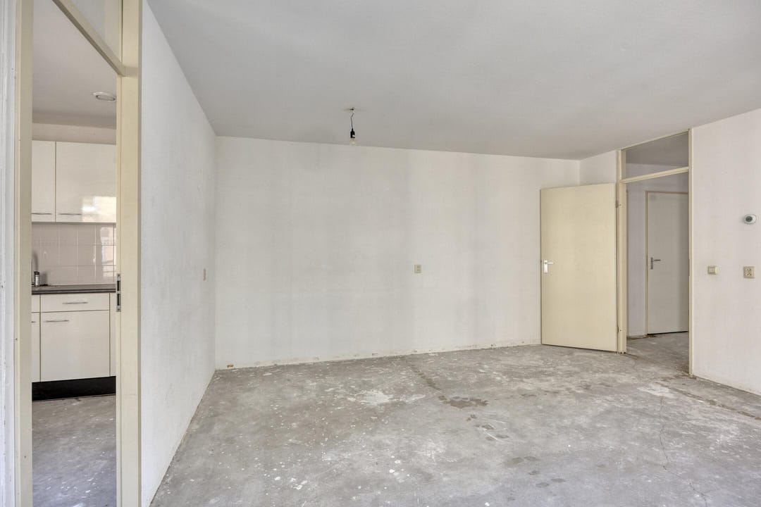 Affordable 3-Room Apartment with Balcony in Rotterdam South — 11