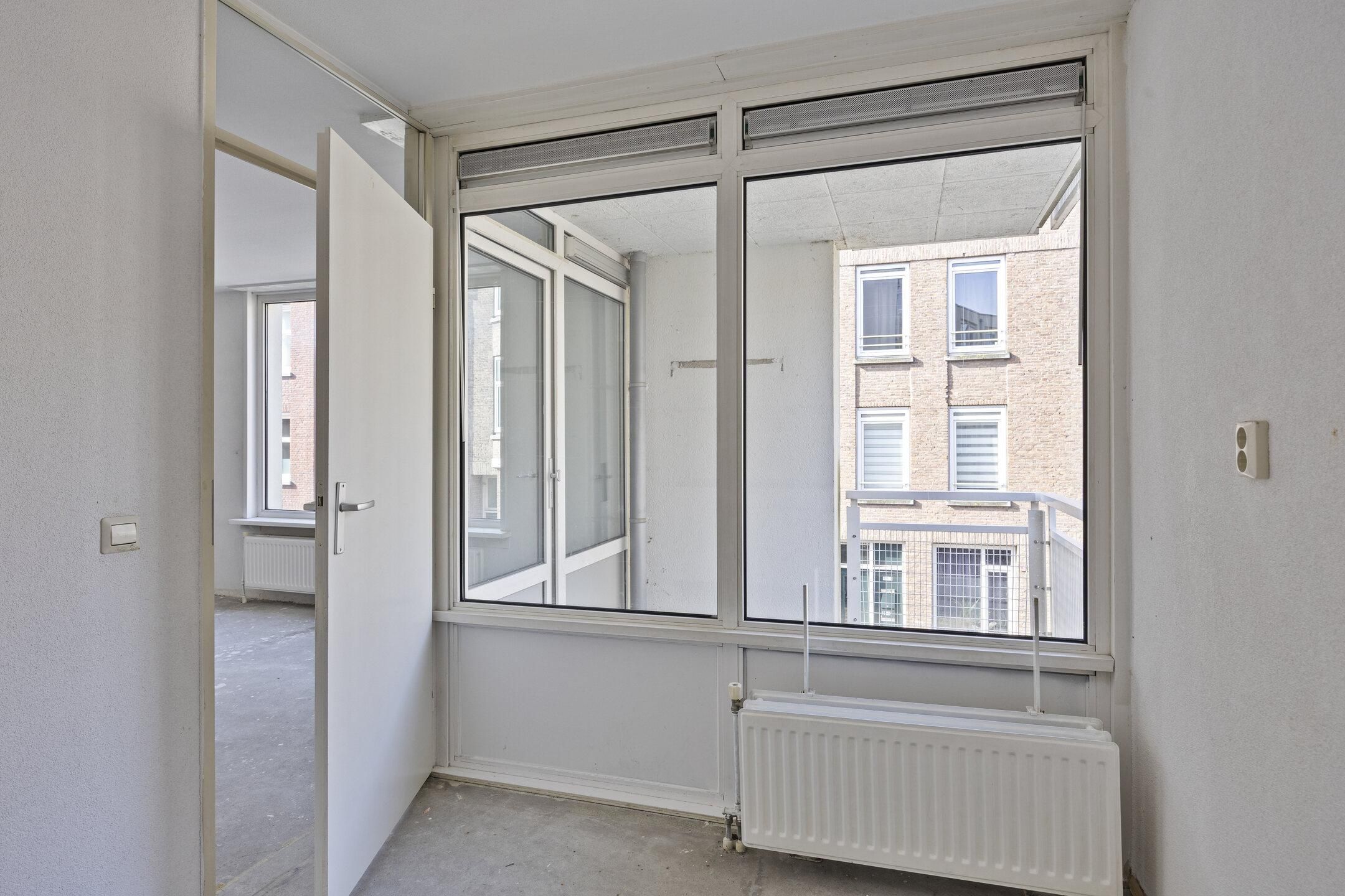 Affordable 3-Room Apartment with Balcony in Rotterdam South — 15