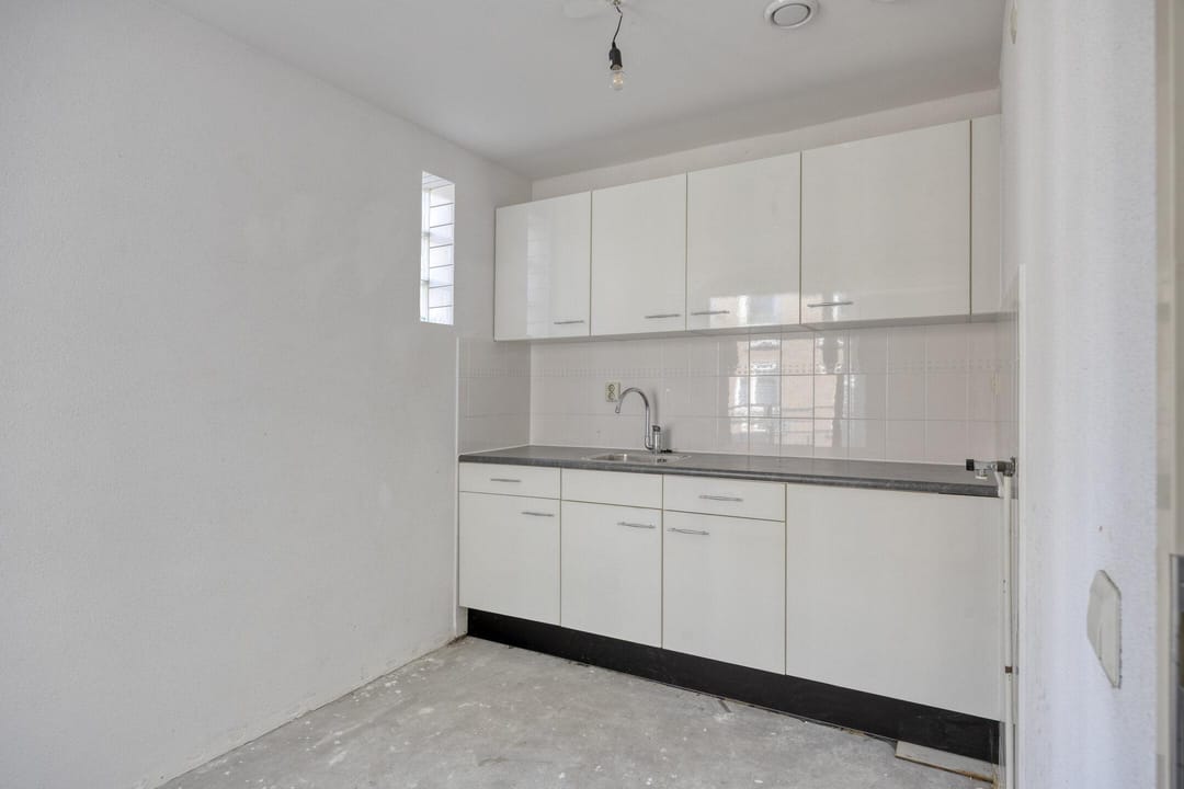 Affordable 3-Room Apartment with Balcony in Rotterdam South — 13