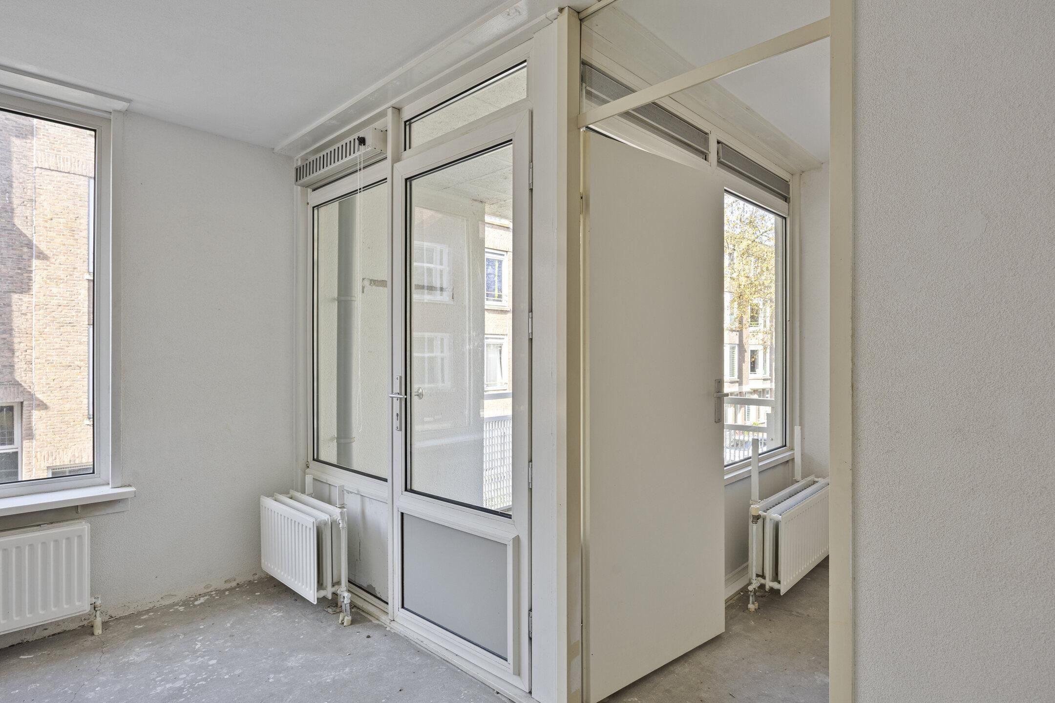 Affordable 3-Room Apartment with Balcony in Rotterdam South — 12