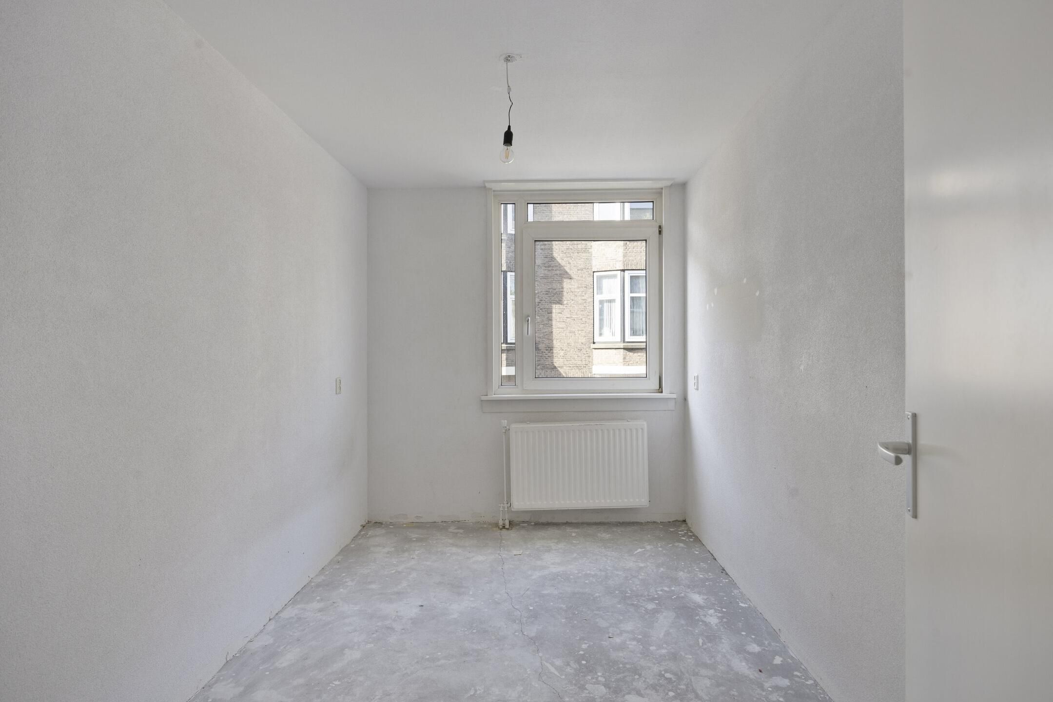 Affordable 3-Room Apartment with Balcony in Rotterdam South — 21