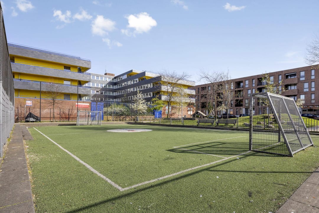 Affordable 3-Room Apartment with Balcony in Rotterdam South — 26
