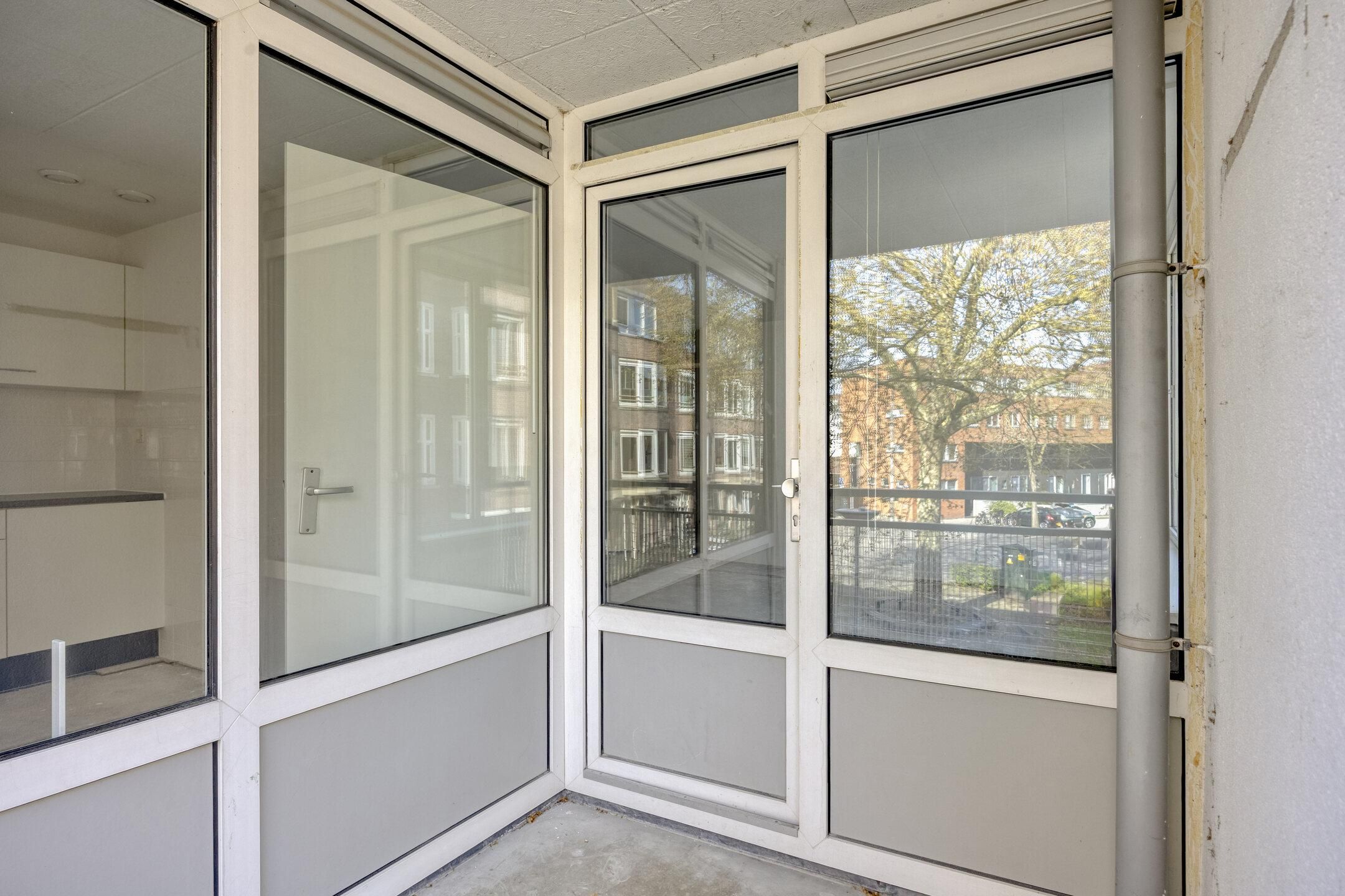 Affordable 3-Room Apartment with Balcony in Rotterdam South — 24