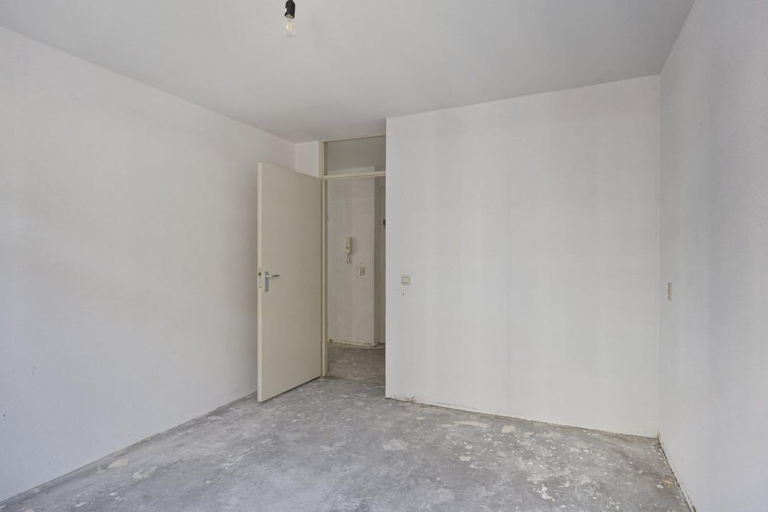 Affordable 3-Room Apartment with Balcony in Rotterdam South — 17