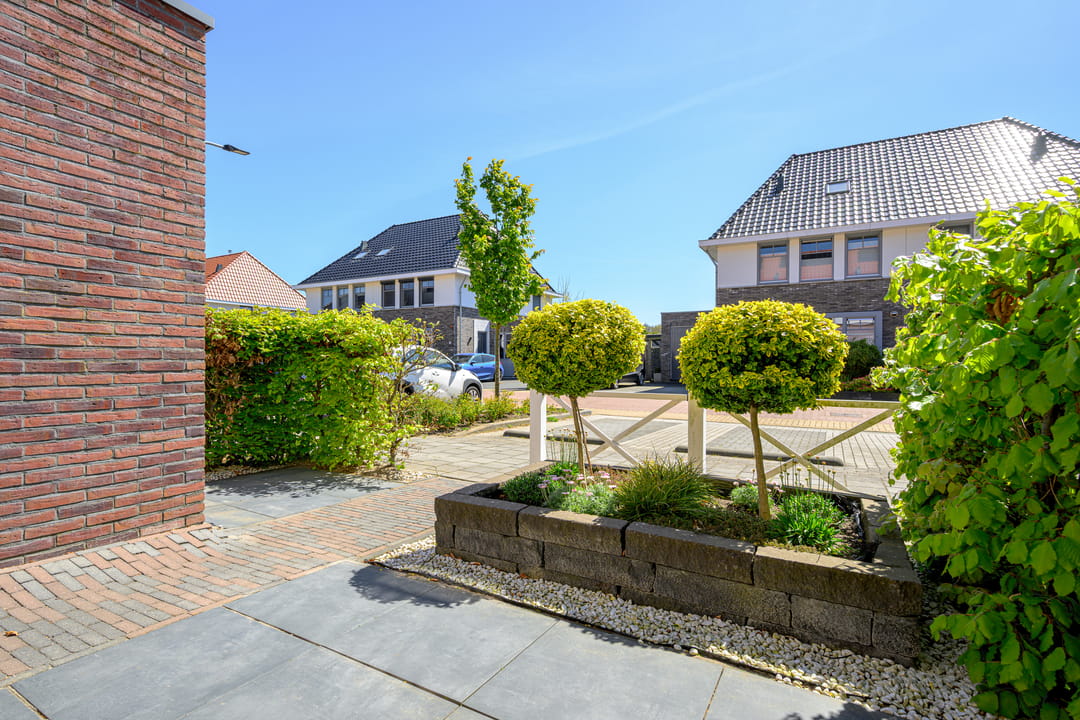 Modern Move-in Ready Terraced Home with Private Mooring on Navigable Water — 37