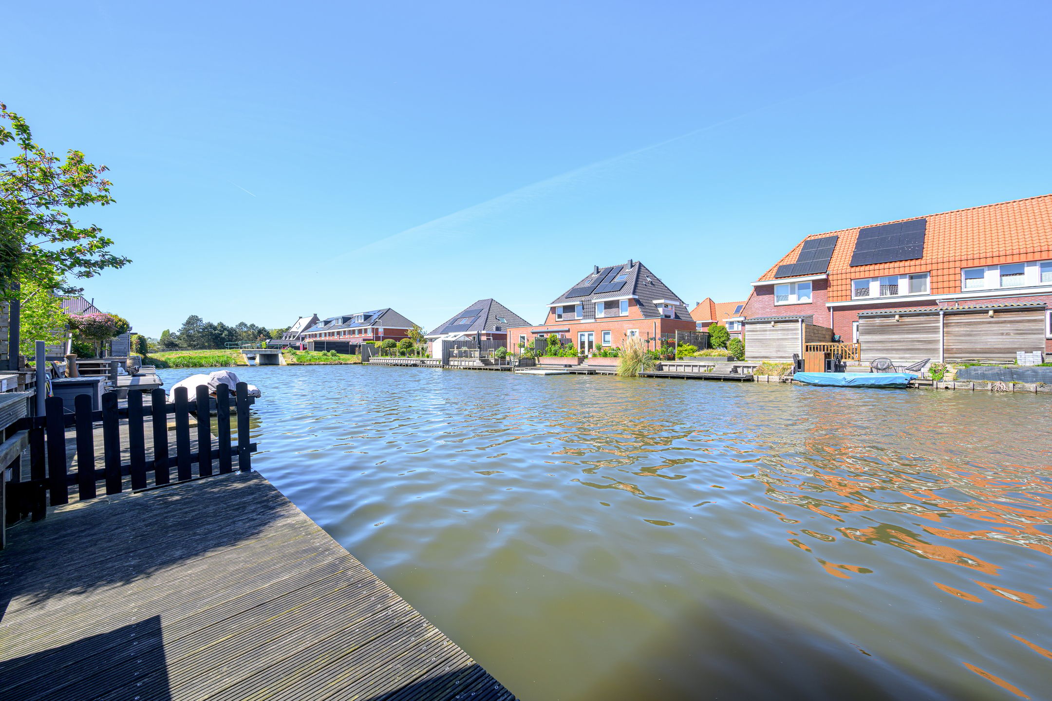 Modern Move-in Ready Terraced Home with Private Mooring on Navigable Water — 33