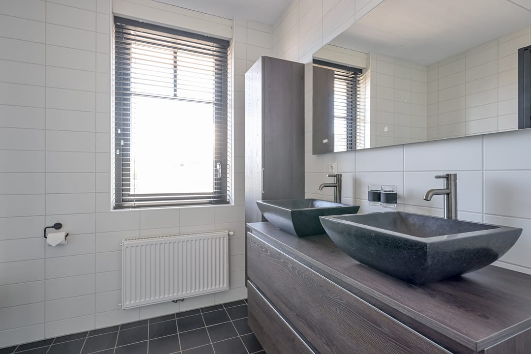 Modern Move-in Ready Terraced Home with Private Mooring on Navigable Water — 26