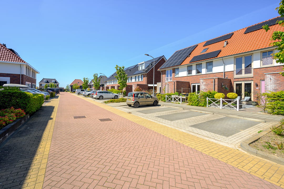 Modern Move-in Ready Terraced Home with Private Mooring on Navigable Water — 41
