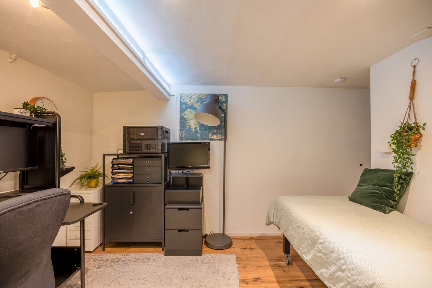 Spacious Ground Floor Apartment with Sunny Garden and Rooftop Terrace in Nijmegen-Oost — 25