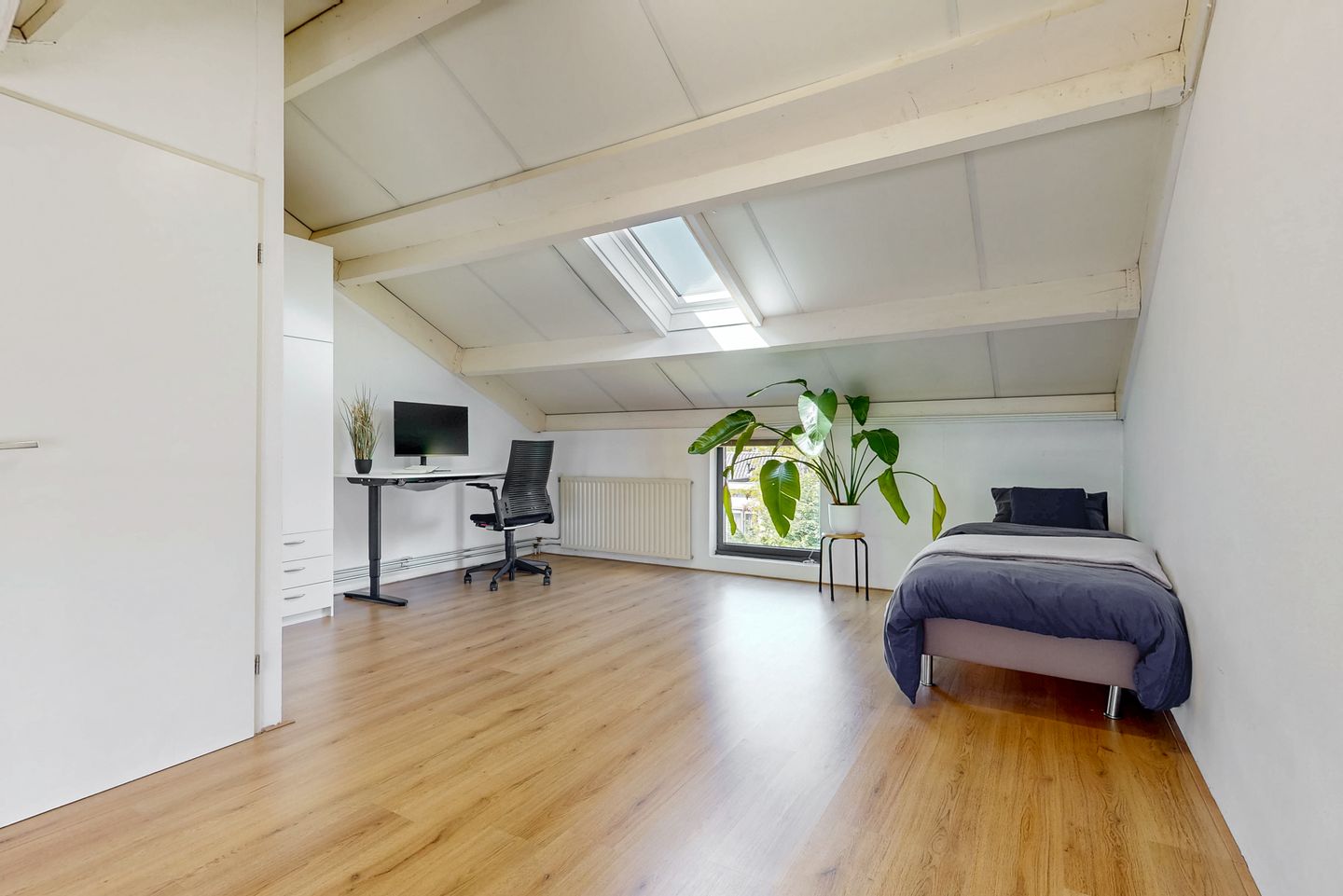 Spacious drive-in home with split-level layout and rooftop terrace in Houten — 20