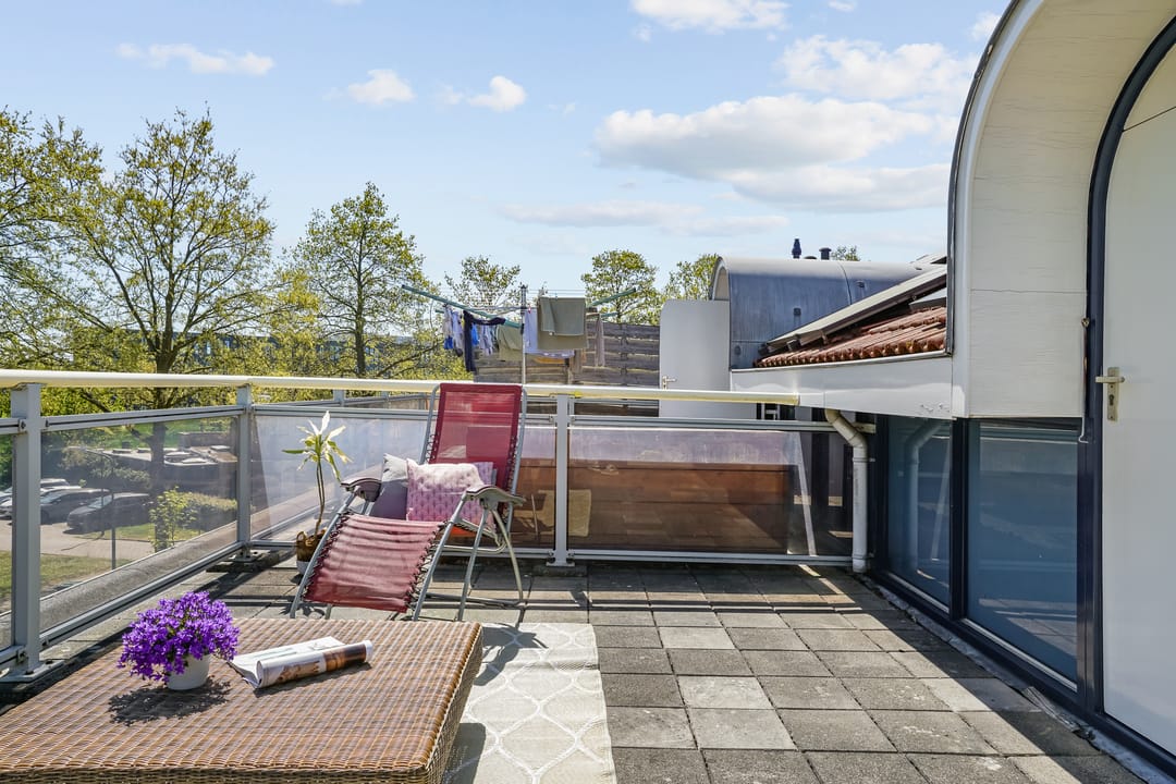 Spacious drive-in home with split-level layout and rooftop terrace in Houten — 22