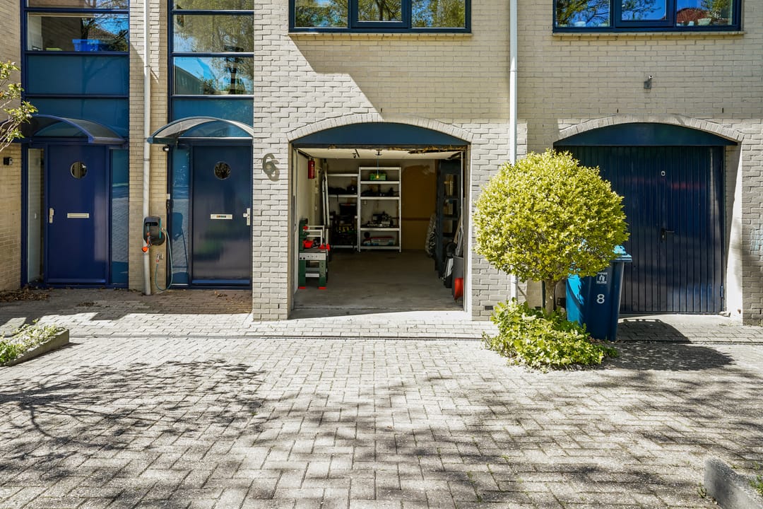 Spacious drive-in home with split-level layout and rooftop terrace in Houten — 26