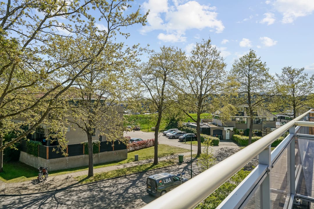 Spacious drive-in home with split-level layout and rooftop terrace in Houten — 31