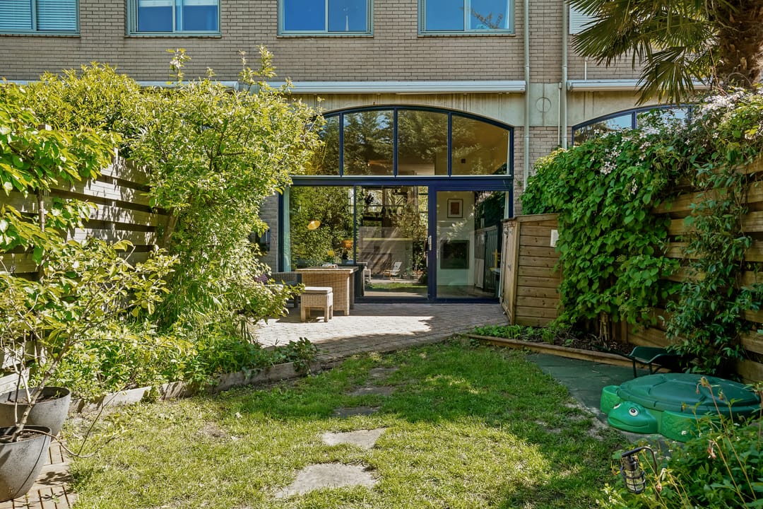 Spacious drive-in home with split-level layout and rooftop terrace in Houten — 28