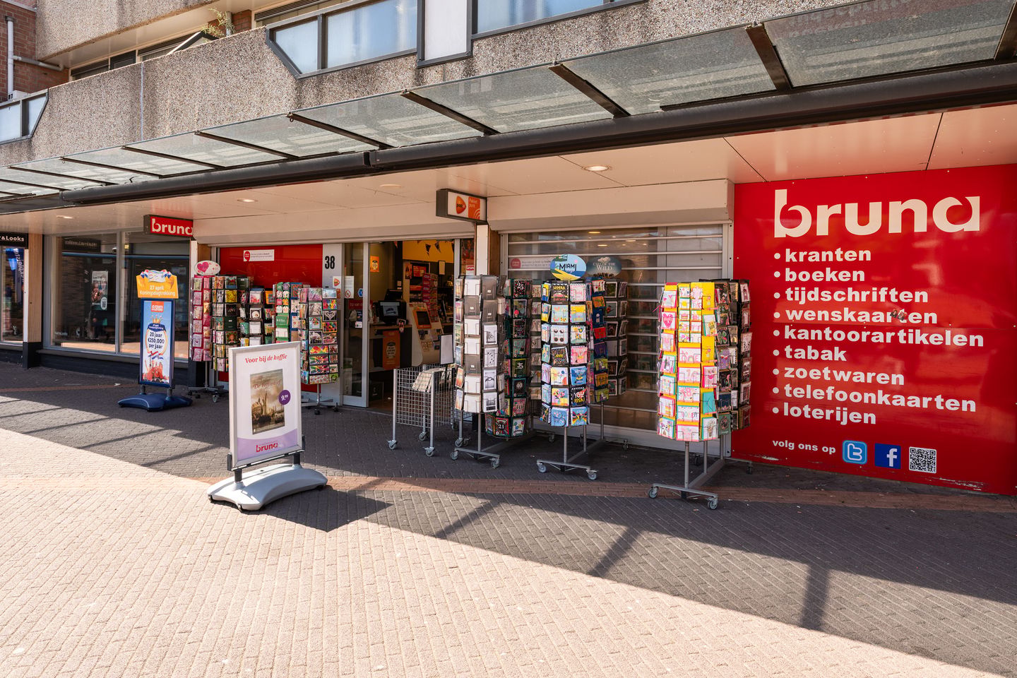 View photo 2 of Winkelcentrum Hoogzandveld 38