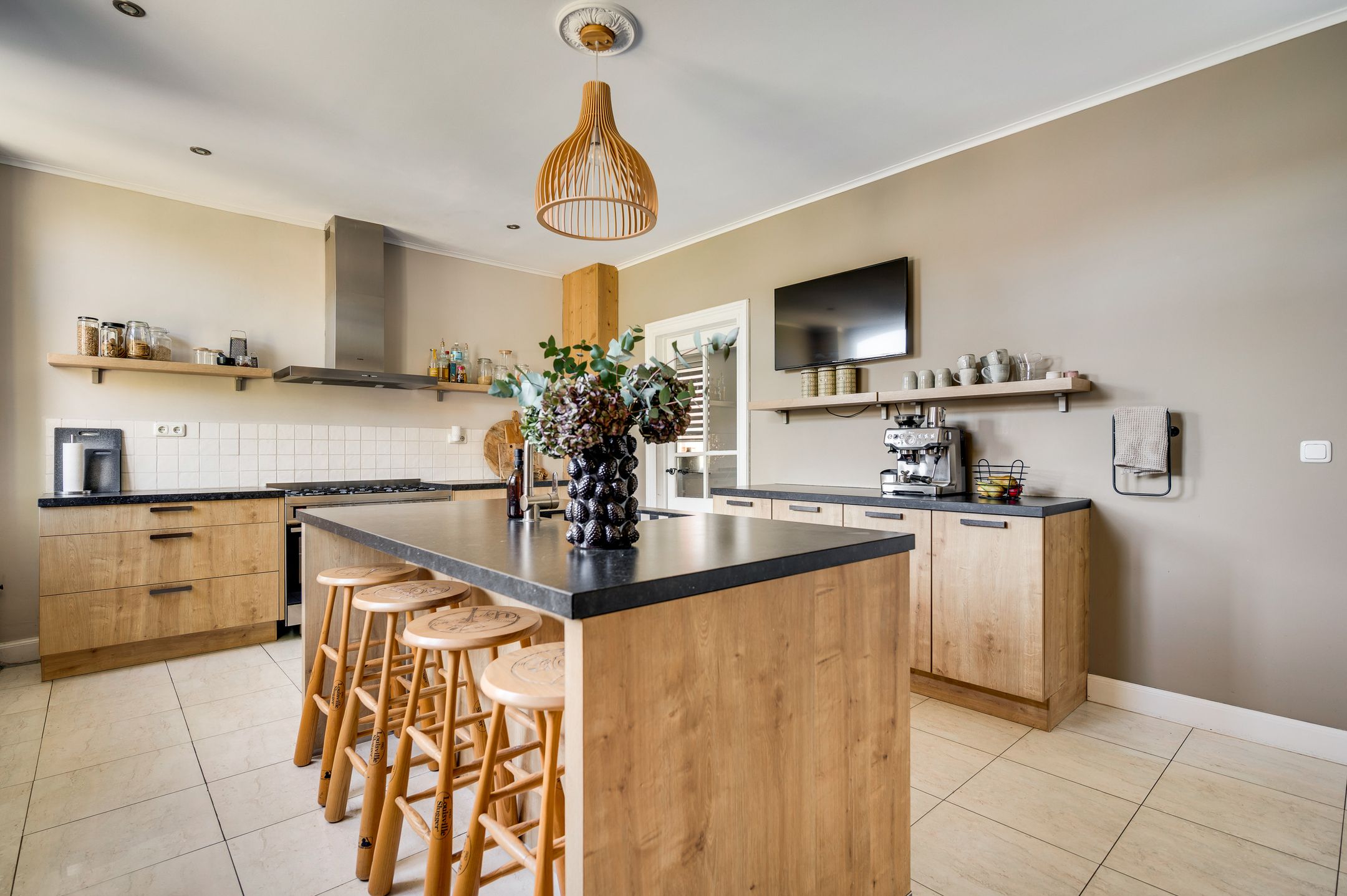 Historic City Farm from 1906 with Modern Comforts in Weert — 15