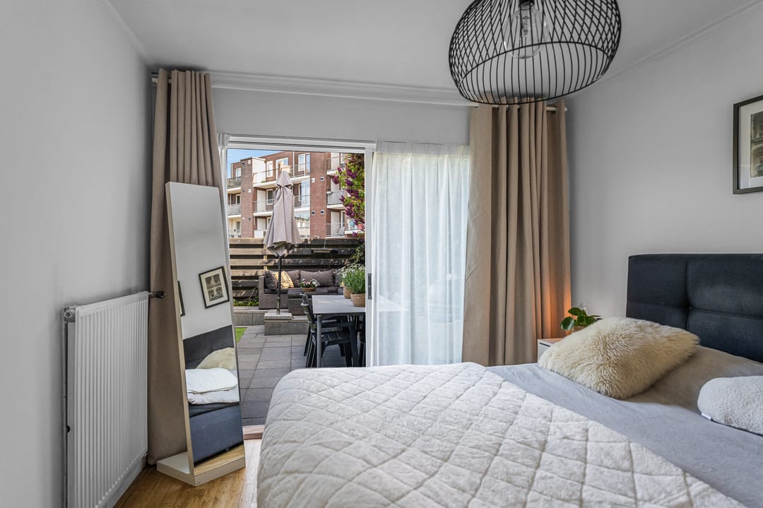 Spacious Ground Floor Apartment with Sunny Garden Near Haarlem Center — 16
