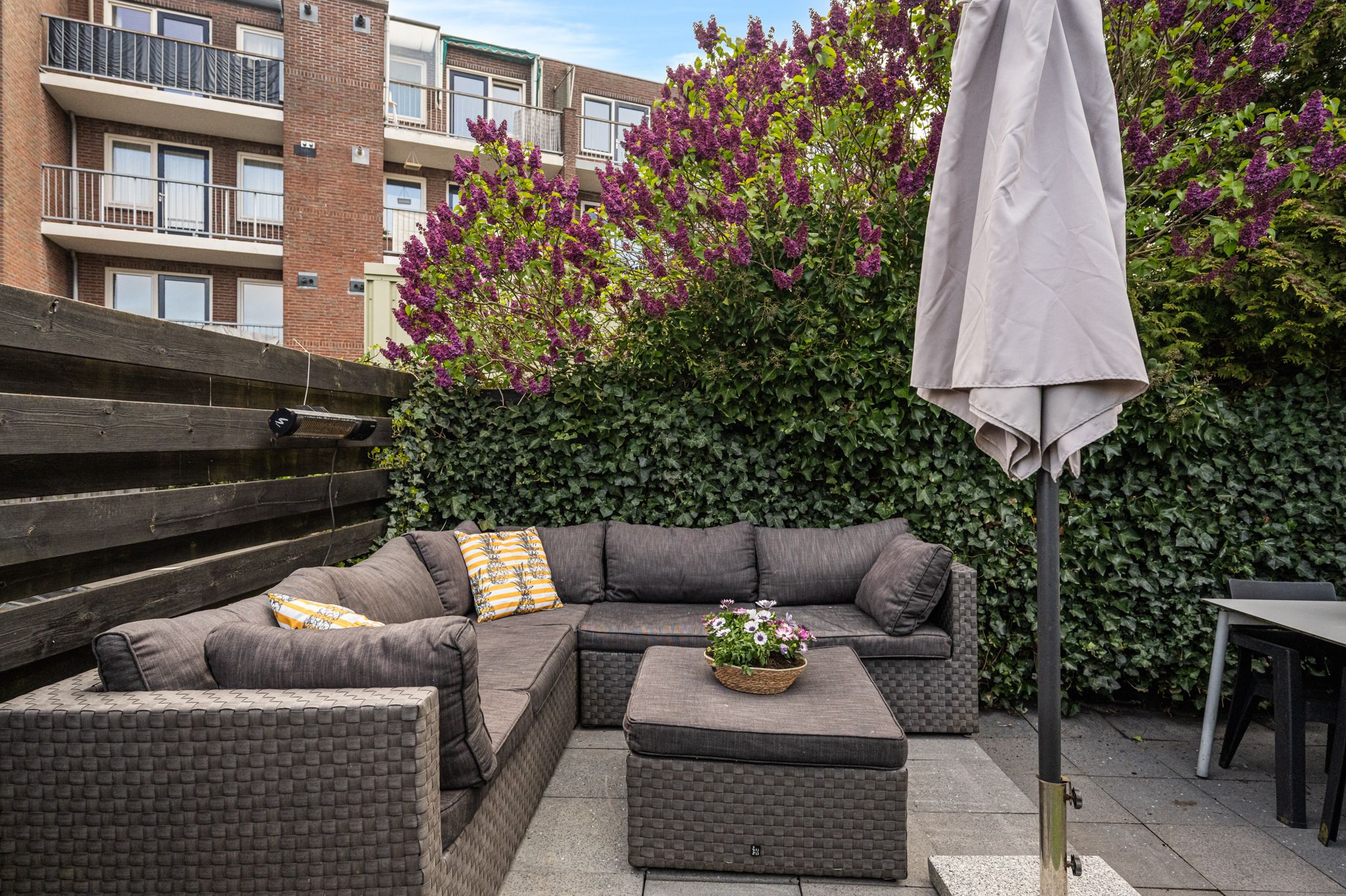 Spacious Ground Floor Apartment with Sunny Garden Near Haarlem Center — 21